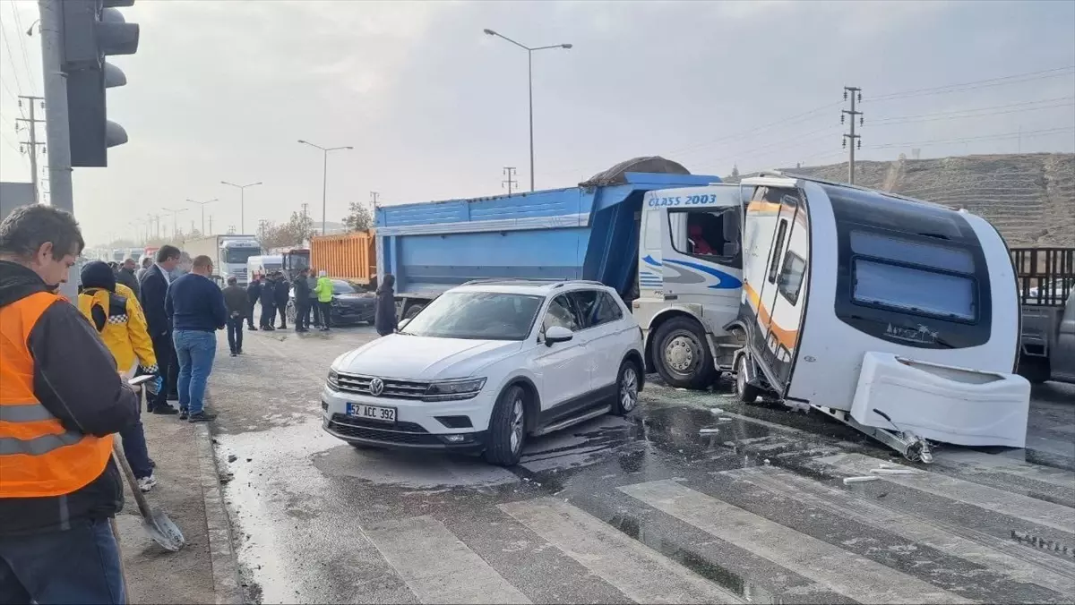 Çorum’da Kamyon Kazası: 2 Yaralı